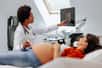 Les trois échographies de la grossesse ont lieu juste avant la fin du 3e mois, au cours du 5e mois et au cours du 8e mois de la grossesse. Elles peuvent être réalisées en ville ou à l’hôpital par le médecin traitant, le gynécologue ou la sage-femme. Les deux premières échographies sont prises en charge à 70 %, la 3e est prise en charge à 100 %. Quels sont les objectifs de chaque échographie ?